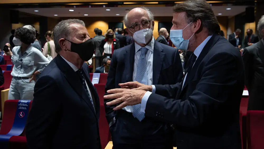 Javier Godó Muntañola, Antoni Bufrau y José Creuheras, en un acto en el que el mundo económico catalán ha urgido este miércoles a cerrar "un gran pacto institucional" que haga posible la ampliación del Aeropuerto de Barcelona-El Prat.