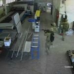 Momento de la irrupción de soldados de la OTAN en la empresa de Bulgaria asaltada