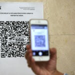 Una persona accede a la declaración de la Renta 2020 con un código QR en una oficina de la Agencia Tributaria