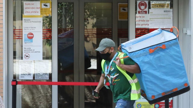 Un repartidor pasa por una oficina del SEPE