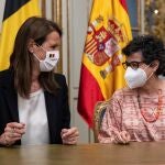 Arancha González Laya con la ministra de Asuntos Exteriores de Bélgica, Sophie Wilmés, antes de suspenderse la rueda de prensa conjunta