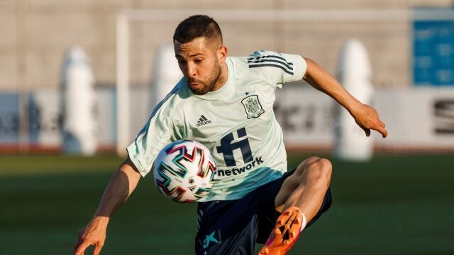 El defensa Jordi Alba participa en el entrenamiento de la selección española en la Ciudad del Fútbol de las Rozas