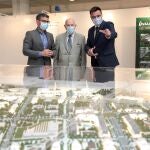 El alcalde de Alcobendasobserva la maqueta del proyecto Parque Central Valgrande