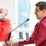 AME2576. CARACAS (VENEZUELA), 01/06/2021.- Fotografía cedida por prensa de Miraflores que muestra al presidente de Venezuela, Nicolás Maduro, mientras participa en un acto del Partido Socialista Unido de Venezuela (PSUV) hoy, en Caracas (Venezuela). El gobernante Partido Socialista Unido de Venezuela (PSUV) realizará el domingo 8 de agosto elecciones primarias para elegir a los candidatos que presentará en los comicios regionales y locales del próximo 21 de noviembre, anunció este martes el presidente Nicolás Maduro. EFE/ Prensa De Miraflores SOLO USO EDITORIAL SOLO DISPONIBLE PARA ILUSTRAR LA NOTICIA QUE ACOMPAÑA (CRÉDITO OBLIGATORIO)