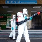 Desinfectan áreas públicas del distrito de Wanhua, zona que se ha visto afectada por la transmisión comunitaria de COVID-19