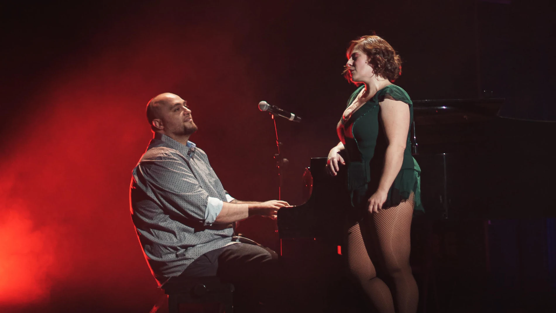 Inma Cuevas comparte escenario con el grupo de música Alarmantiks (en la imagen, Alonso Aragón)