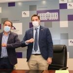 El presidente del Colegio Oficial de Farmacéuticos de Soria, Javier Alonso Martínez, y el presidente de la Diputación Provincial, Benito Serrano Mata, firman un convenio de colaboración para el desarrollo del proyecto ''Servicio profesional de mejora de adherencia terapéutica a pacientes dependientes del ámbito rural''.