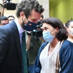 El presidente del PP, Pablo Casado, saluda a afiliados y simpatizantes a las puertas de la sede del PP de Ceuta
