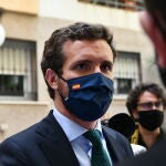 El presidente del PP, Pablo Casado, saluda a afiliados y simpatizantes a las puertas de la sede del PP de Ceuta