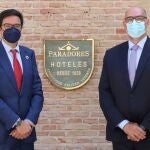 Óscar López-Águeda, presidente de Paradores (izda), junto a Emilio Gayo, presidente de Telefónica España, durante el acto en el que presentaron el despliegue