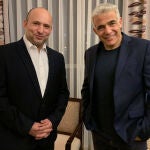 Yair Lapid (dcha) y Naftali Bennett se rotarán como primer ministro de Israel
