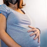 Se administra a la madre con la idea de producir una inmunización pasiva al feto por transmisión de anticuerpos a través de la sangre materna, la placenta y el cordón