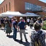 Varias personas esperan su turno de vacunación contra el coronavirus en el hospital de Alcalá de Henares en Madrid