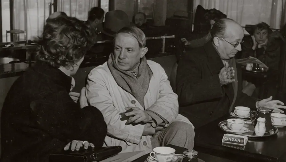 Pablo Picasso en el Café de Flore de París con su secretario Jaume Sabartés