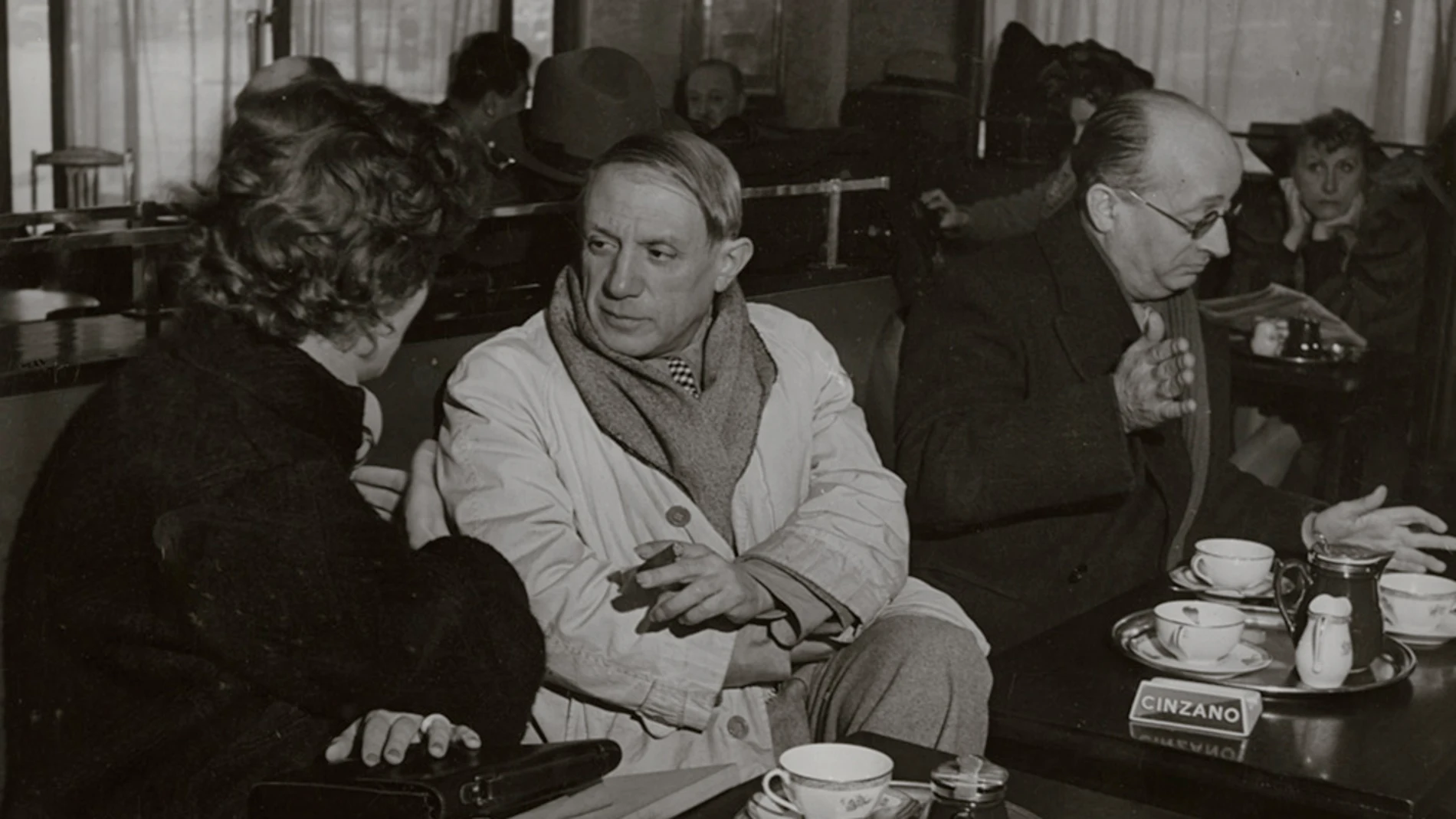 Pablo Picasso en el Café de Flore de París con su secretario Jaume Sabartés
