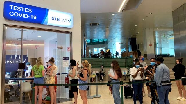 Un aluvión de cancelaciones y vuelos de regreso al Reino Unido llenos. Así ha amanecido hoy Portugal tras la decisión de Londres de retirarlo de su lista verde de destinos