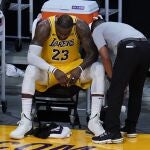LeBron James, agotado en el último cuarto ante los Suns de Phoenix