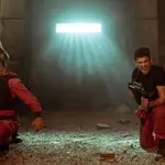 LA CASA DE PAPEL (L to R) RODRIGO DE LA SERNA as PALERMO, ITZIAR ITUÑO as LISBOA, JAIME LORENTE as DENVER, BELÉN CUESTA as MANILA in episode 02 of LA CASA DE PAPEL. Cr. TAMARA ARRANZ/NETFLIX © 2020