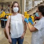 Una enfermera pone la vacuna Pfizer a una mujer este viernes en el Estadio Nueva Condomina de Murcia