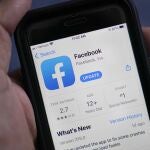 Un usuario de Facebook abre la aplicación en su móvil