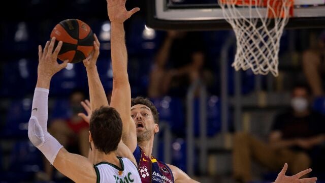 Pau Gasol intenta taponar a Ante Tomic