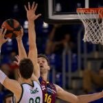 Pau Gasol intenta taponar a Ante Tomic