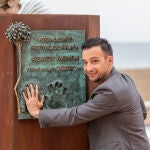 El director Alejandro Amenábar desvela su monolito en el paseo marítimo