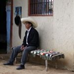 José Mercedes Castillo, el mayor de los hermanos del candidato presidencial peruano Pedro Castillo, posa en su vivienda el 4 de junio de 2021 en localidad de Puña