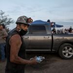Un minero camina el viernes en el área en que se produjo la inundación y el colapso de una mina en el municipio de Múzquiz, estado de Coahuila (México)