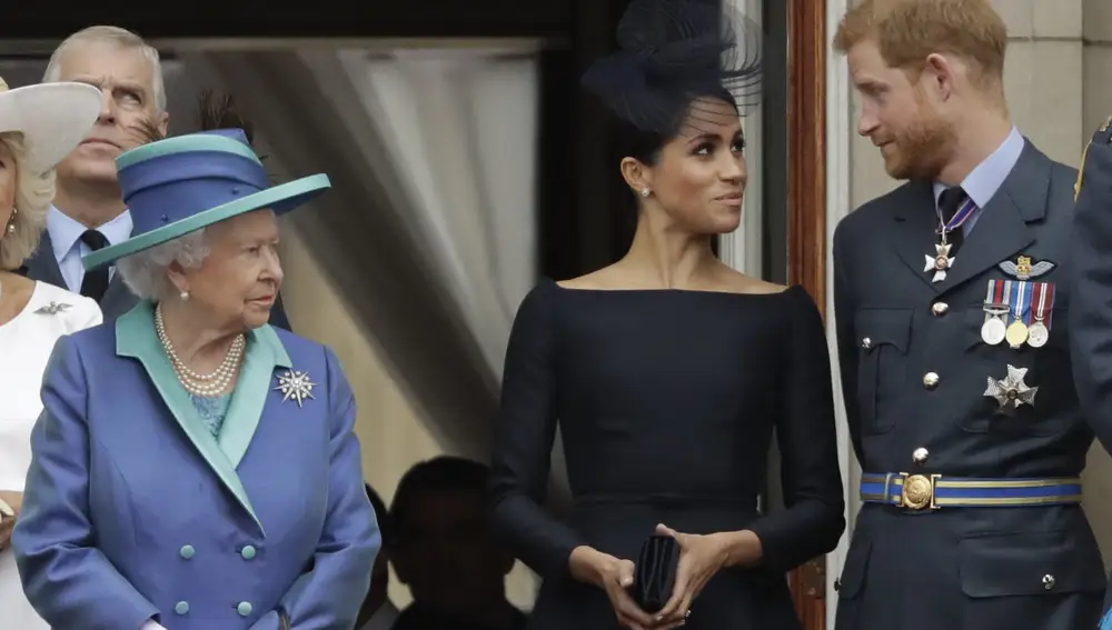 La reina Isabel II junto a Harry y Meghan Markle