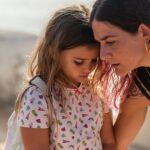 En "Ama", Tamara Casellas (derecha) es una madre que se ve forzada a recorrer las calles de Alicante con su hija