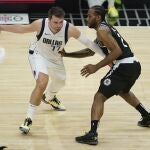 Luka Doncic bota el balón ante Kawhi Leonard, en el Game 7 de la primera ronda de playoffs de la NBA