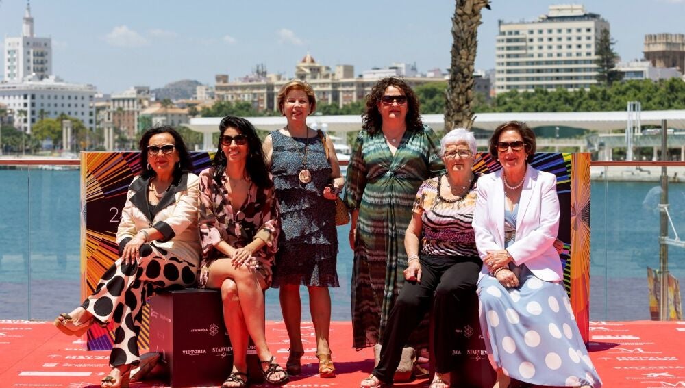 La cineasta Ainhoa Rodríguez (2i) posa con las actrices (de i a d) Carmen Valverde, Isabel Giraldo, Guadalupe Gutiérrez, María Macías y Joaquina Valentína, tras la presentación de la pelicula "Destello Bravío" que se presenta a la Sección Oficial de largometrajes, del XXIV Festival de Cine en Español de Málaga, hoy en el Muelle 1 de la capital malacitana. EFE/Carlos Díaz