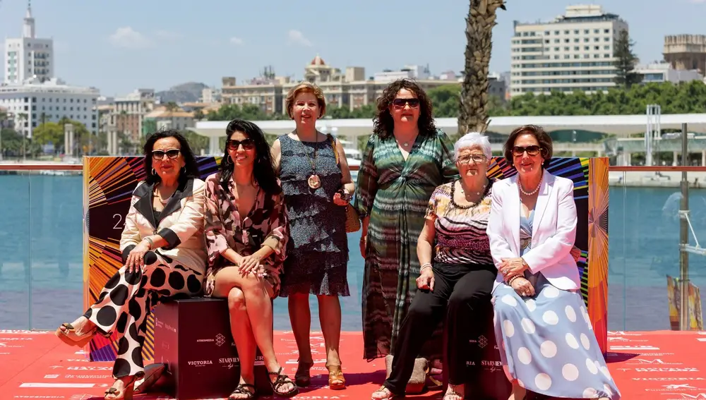 La cineasta Ainhoa Rodríguez (2i) posa con las actrices (de i a d) Carmen Valverde, Isabel Giraldo, Guadalupe Gutiérrez, María Macías y Joaquina Valentína, tras la presentación de la pelicula "Destello Bravío" que se presenta a la Sección Oficial de largometrajes, del XXIV Festival de Cine en Español de Málaga, hoy en el Muelle 1 de la capital malacitana. EFE/Carlos Díaz