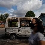 BRA01. MANAOS (BRASIL), 07/06/2021 - Fotografía de los ataques por parte de grupos delincuenciales, hoy en la ciudad de Manaos (Brasil). El Gobierno del estado brasileño de Amazonas (norte) pidió el envío de agentes de la Fuerza Nacional, un cuerpo de elite de la Policía, para reforzar la seguridad en la región en medio de un ola de ataques por parte de grupos de delincuentes.El gobernador de Amazonas, Wilson Lima, informó este lunes que solicitó al Gobierno un refuerzo policial para "combatir los actos de vandalismo registrados en las últimas horas" en la capital del estado, Manaos. Los delincuentes incendiaron esta madrugada un ambulatorio, el edificio de un sindicato y un cajero electrónico, y dispararon contra una comisaría de policía en el centro de la ciudad, donde hubo un intercambio de tiros con los agentes. EFE / Raphael Alves