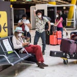 Pasajeros de un vuelo procedente de Uruguay a su llegada a las instalaciones de la Terminal T4 del Aeropuerto Adolfo Suárez Madrid-Barajas