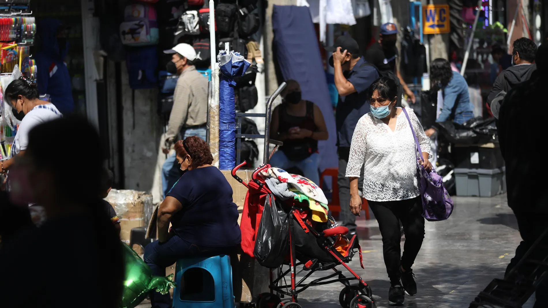 Varias personas caminan por el centro histórico de Ciudad de México, donde esta variante representa el 52,8% de todos los coronavirus secuenciados