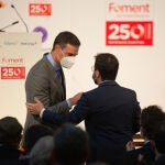 El presidente del Gobierno, Pedro Sánchez (i) y el president de la Generalitat, Pere Aragonés (d)