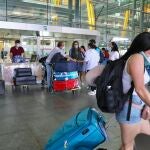 Viajeros que llegan al aeropuerto de Barajas, previa presentación de una prueba Covid negativa. Terminal 4.