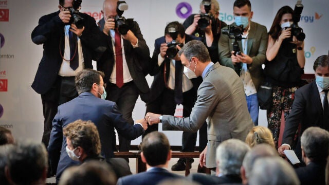 El president de la Generalitat, Pere Aragonés y el presidente del Gobierno, Pedro Sánchez, se saludan durante la entrega de la medalla del 250 aniversario de Foment del Treball al editor de ‘La Vanguardia’, Javier Godó