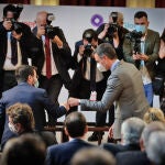 El president de la Generalitat, Pere Aragonés y el presidente del Gobierno, Pedro Sánchez, se saludan durante la entrega de la medalla del 250 aniversario de Foment del Treball al editor de ‘La Vanguardia’, Javier Godó