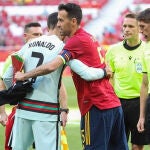 Cristiano Ronaldo y Sergio Busquets se abrazan antes del amistoso entre España y Portugal.