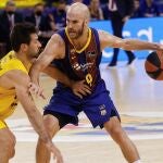 Calathes dirige el ataque el Barcelona ante la defensa de Fitipaldo