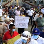 ES7001 SAN SALVADOR (EL SALVADOR) 06/6/2021 Un grupo de salvadoreños protesta hoy, domingo 6 de junio de 2021, contra algunas de las acciones y decisiones que el presidente Nayib Bukele ha tomado en dos años de mandato y llamaron al mandatario a "respetar" la Constitución y el Estado de derecho. EFE/MIGUEL LEMUS