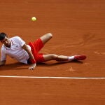 Paris (France), 07/06/2021.- Novak Djokovic of Serbia in action during the 4th round match against Lorenzo Musetti of Italy at the French Open tennis tournament at Roland Garros in Paris, France, 07 June 2021. (Tenis, Abierto, Abierto, Francia, Italia) EFE/EPA/IAN LANGSDON