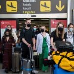 Turistas llegan al aeropuerto de Son San Joan en Palma de Mallorca,
