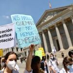 Manifestación de sanitarios contra el sistema impuesto por el Ministerio para elegir las plazas de formación sanitaria especializada en junio del año pasadoAna pastor recoge en la puerta del Congreso el documento donde se explica el conflicto.￼