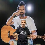 Marc Donés, hermano de Pau Dones, durante la presentación de una camiseta en homenaje al fallecido cantante