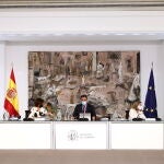El presidente del Gobierno, Pedro Sánchez (c), junto a Carmen Calvo, Nadia Calviño, Yolanda Díaz y Teresa Ribera