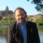 Alfredo Pérez Alencart junto al Tormes y Salamanca de fondo